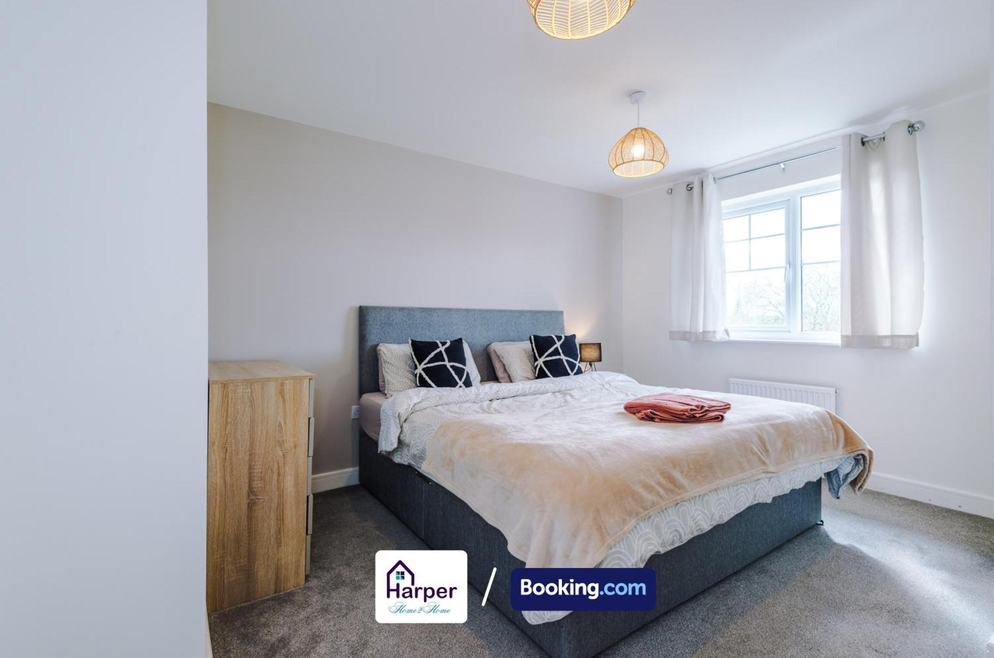 Prime Location 3 Storey By Harperletting Short Lets & Serviced Accommodation Chester With Driveway Long Or Short Stays Hough Green Esterno foto