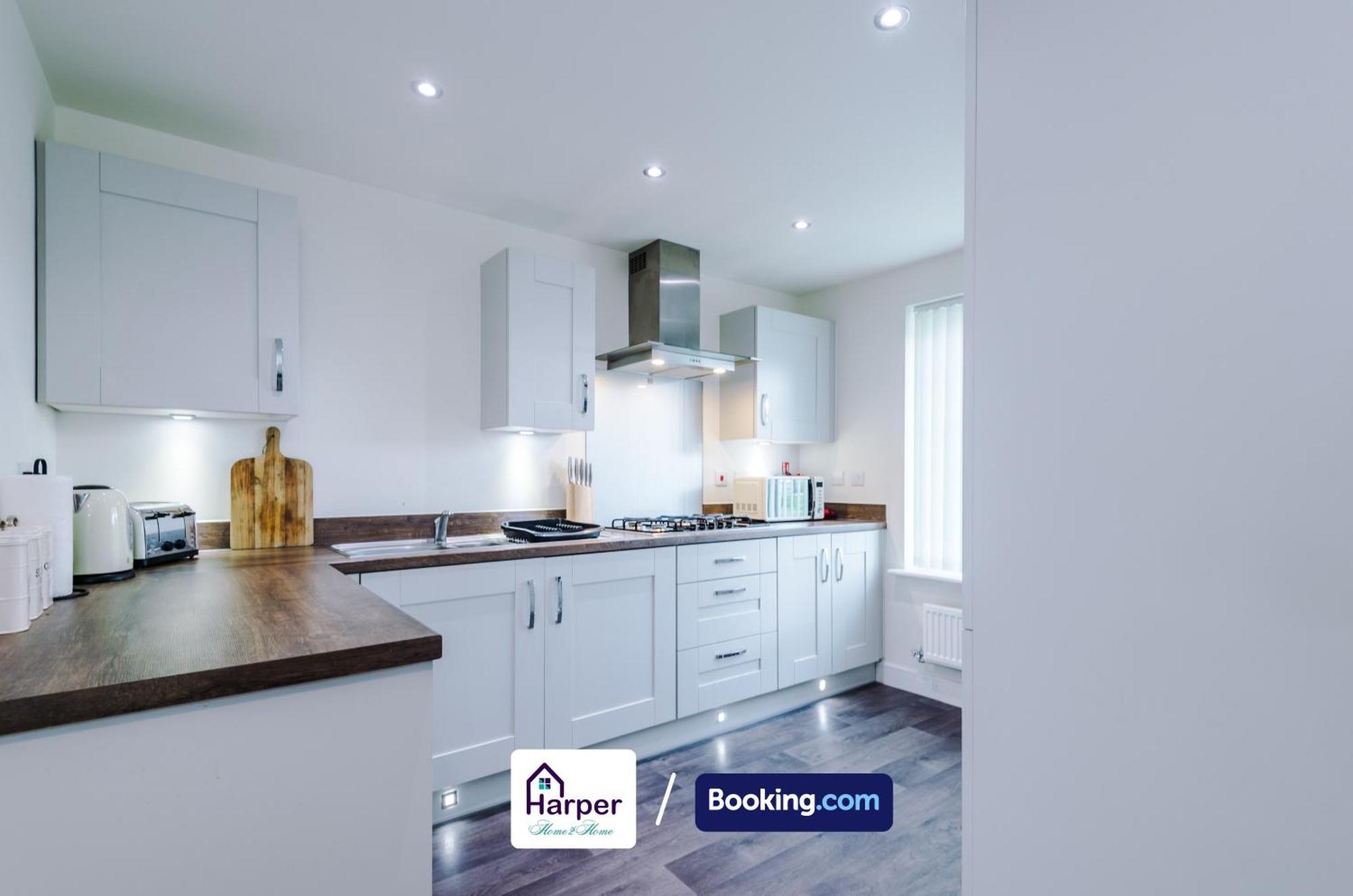 Prime Location 3 Storey By Harperletting Short Lets & Serviced Accommodation Chester With Driveway Long Or Short Stays Hough Green Esterno foto