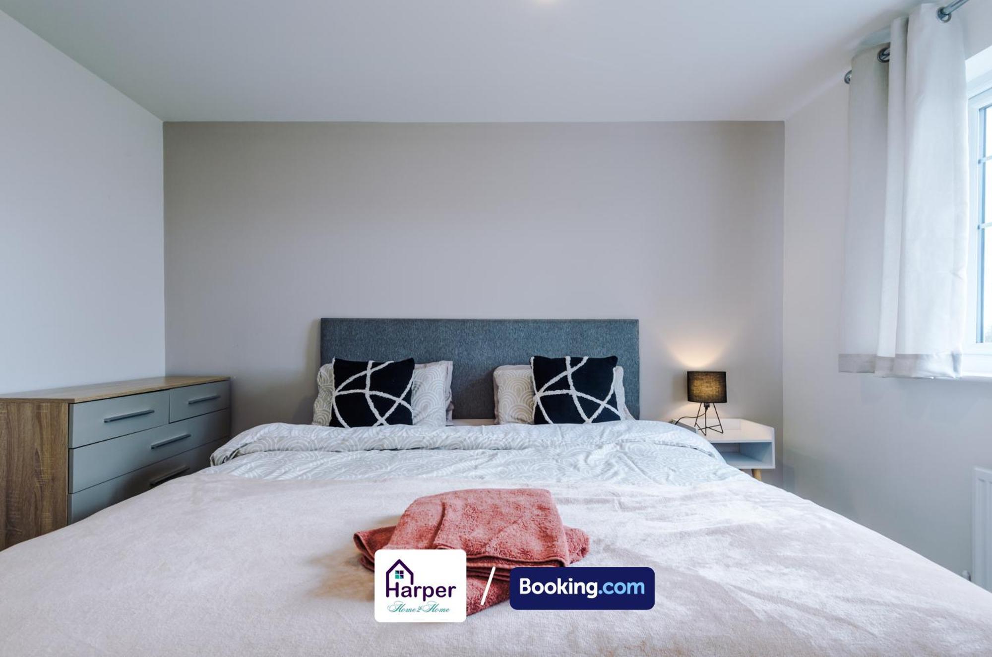 Prime Location 3 Storey By Harperletting Short Lets & Serviced Accommodation Chester With Driveway Long Or Short Stays Hough Green Esterno foto