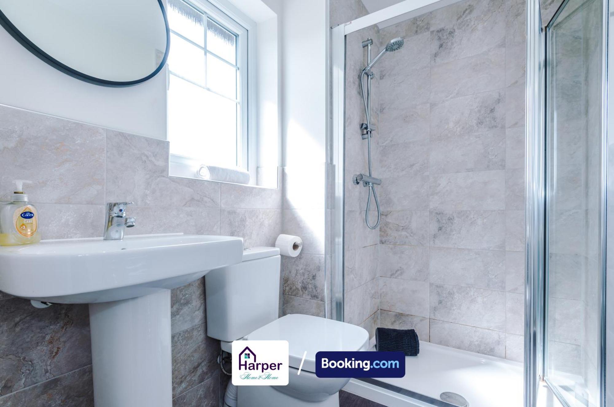 Prime Location 3 Storey By Harperletting Short Lets & Serviced Accommodation Chester With Driveway Long Or Short Stays Hough Green Esterno foto