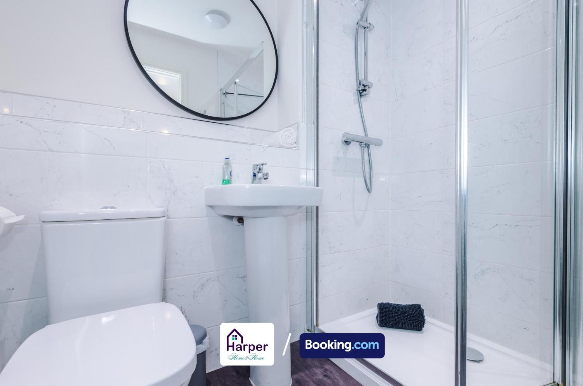 Prime Location 3 Storey By Harperletting Short Lets & Serviced Accommodation Chester With Driveway Long Or Short Stays Hough Green Esterno foto