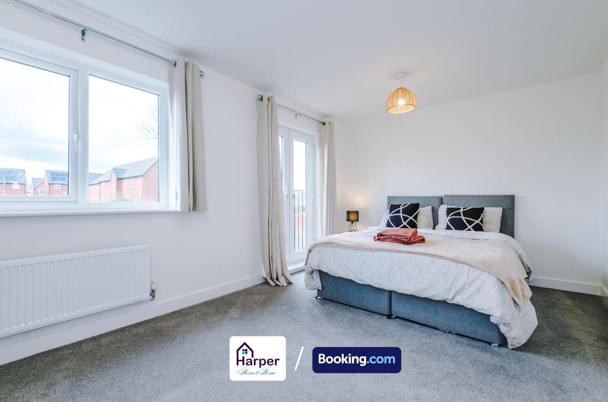 Prime Location 3 Storey By Harperletting Short Lets & Serviced Accommodation Chester With Driveway Long Or Short Stays Hough Green Esterno foto