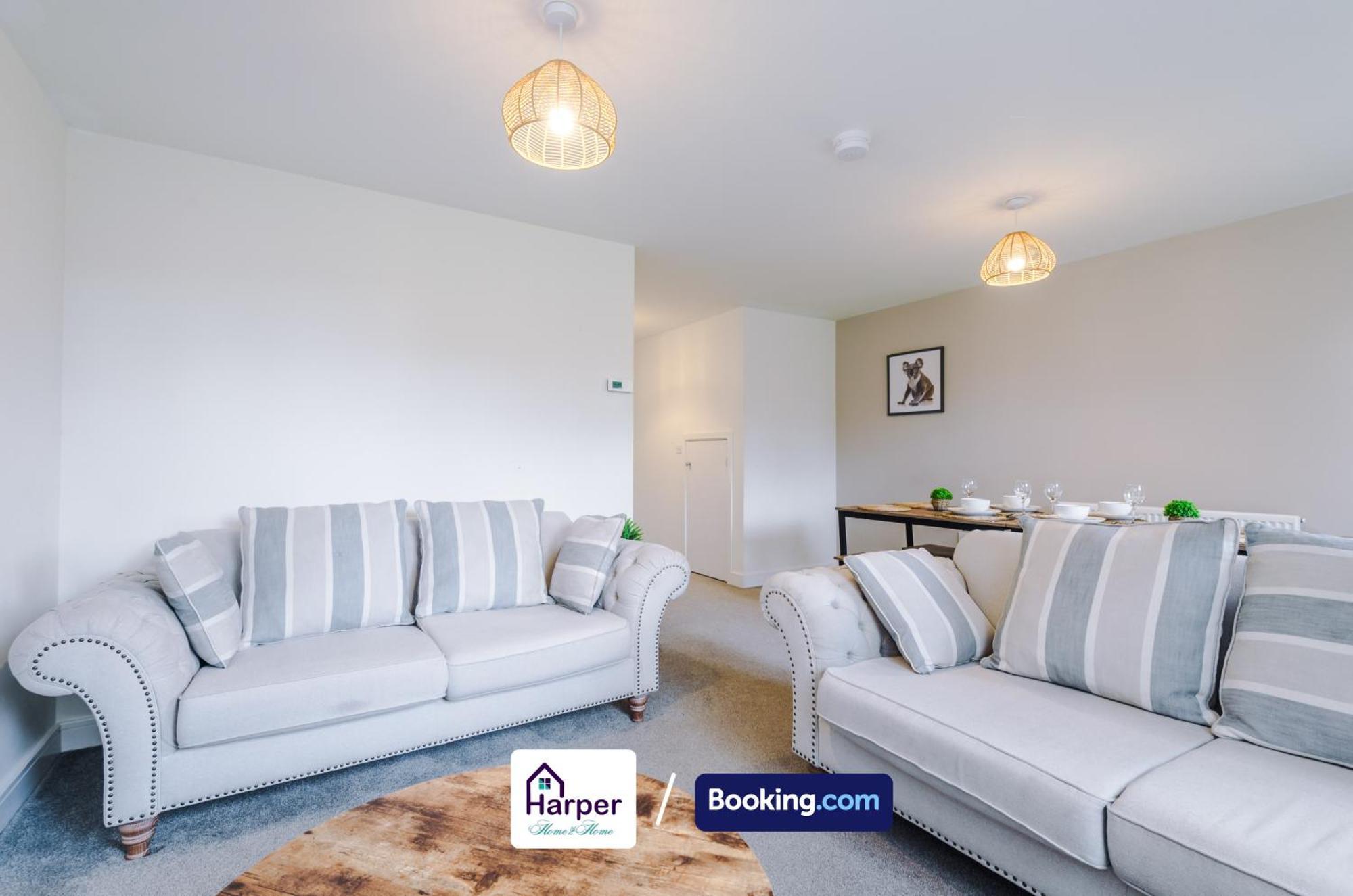 Prime Location 3 Storey By Harperletting Short Lets & Serviced Accommodation Chester With Driveway Long Or Short Stays Hough Green Esterno foto