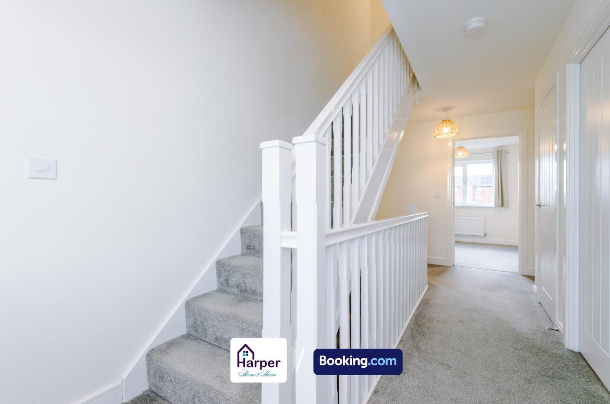 Prime Location 3 Storey By Harperletting Short Lets & Serviced Accommodation Chester With Driveway Long Or Short Stays Hough Green Esterno foto