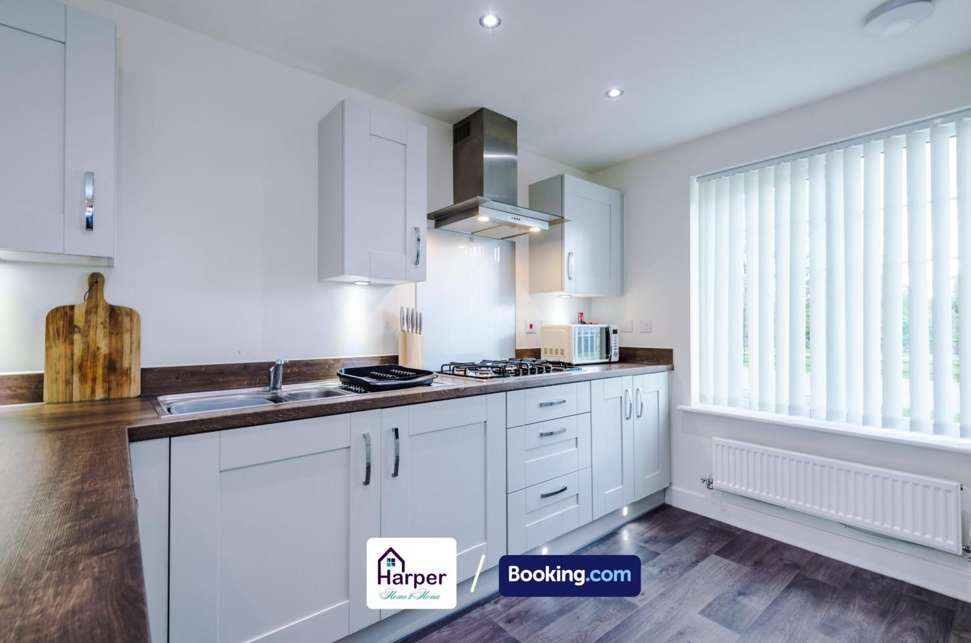 Prime Location 3 Storey By Harperletting Short Lets & Serviced Accommodation Chester With Driveway Long Or Short Stays Hough Green Esterno foto